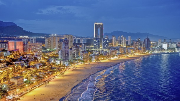 Antenistas en Benidorm instalando y reparando antenas TV, TDT y parabólicas